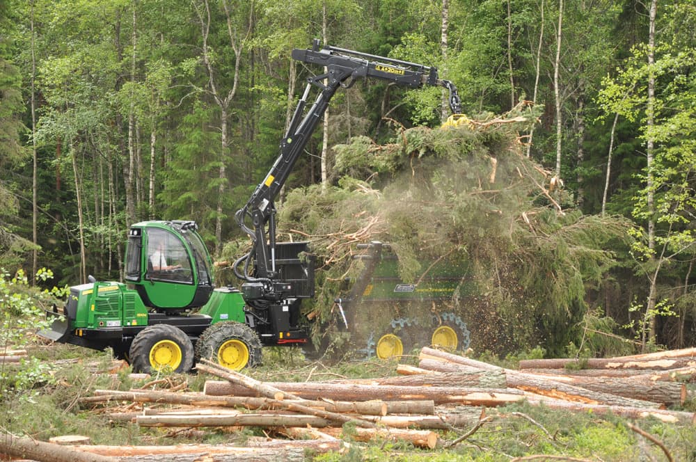 Harvesteris kerta medžius kirtavietėje